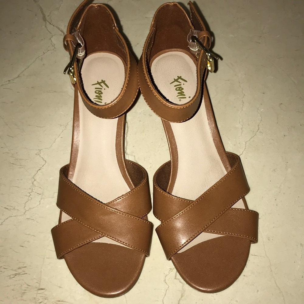 brown strapping wedge/sandals